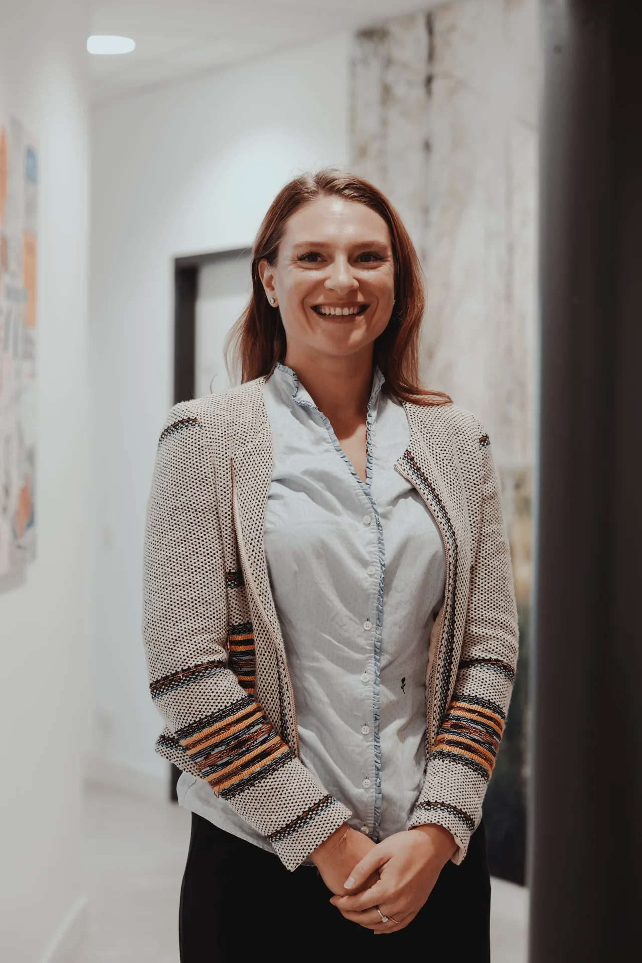 Daniela Schneider lächelt im Flur von Focus Medical in Aalen.